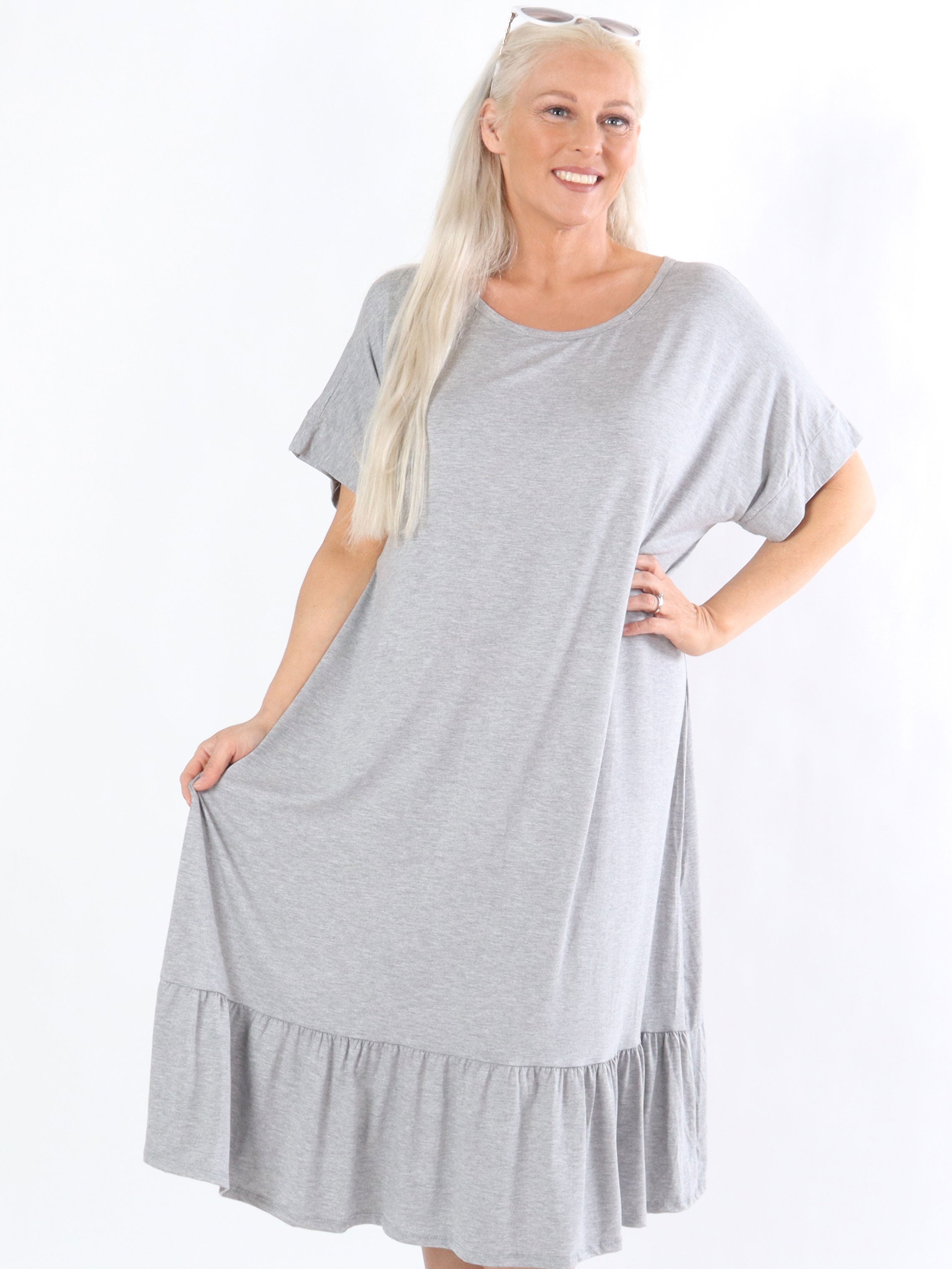 Marisol - Armygrøn jersey kjole med lille flæsekant